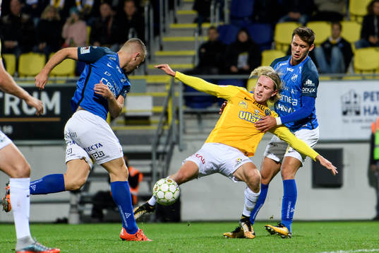 Norrbys Max Watson river ner Falkenbergs Viktor Götesson i