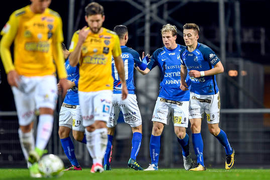 Norrbys Nicklas Savolainen jublar med lagkamrater