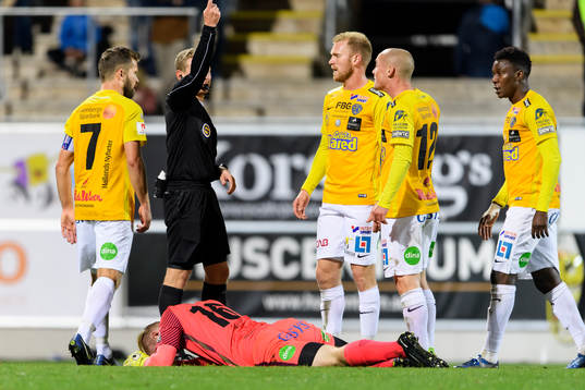 Falkenbergs målvakt Hampus Nilsson blir liggande