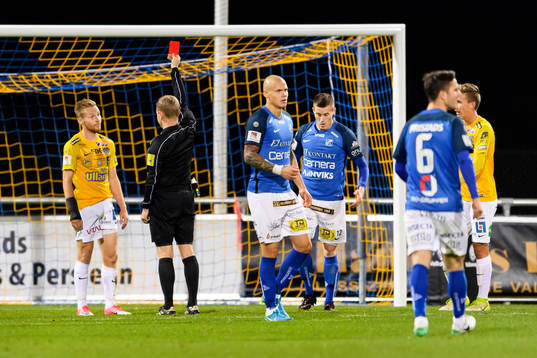 Falkenbergs Tobias Englund får rött kort av domare