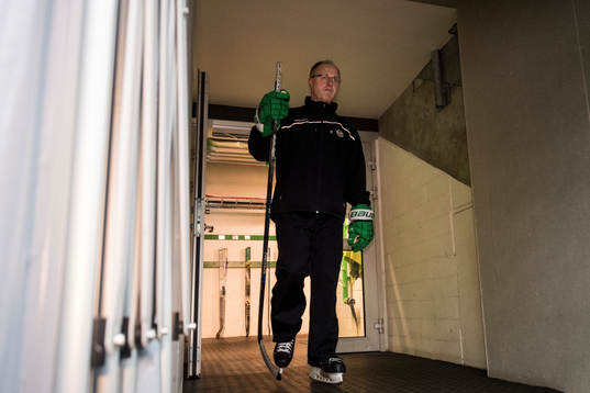 Rögles tränare Anders Eldebrink påväg ut mot isen