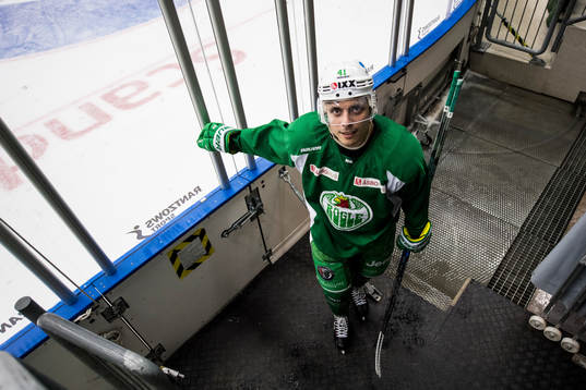 Rögles Daniel Widing lämnar isen