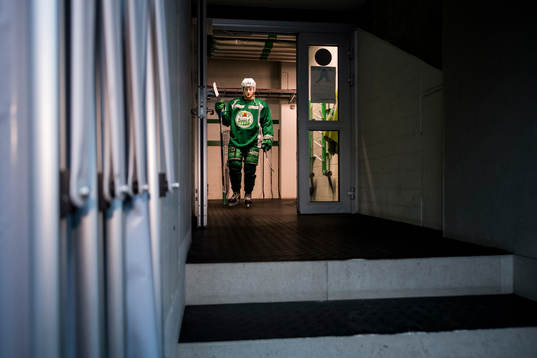 Rögles Cade Fairchild går ut mot isen