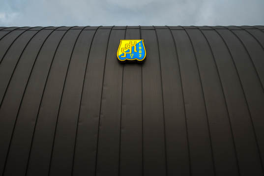 Södertäljes logotyp på Scaniarinken före