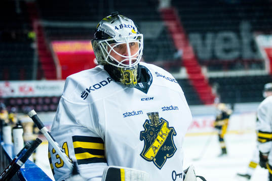 s målvakt Linus Lundin före ishockeymatchen i