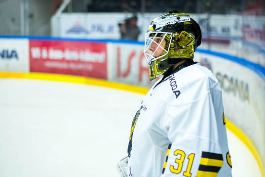s målvakt Linus Lundin  före ishockeymatchen i