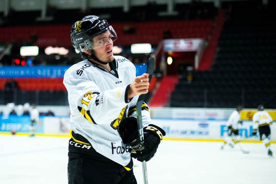 s Max Lindholm före ishockeymatchen i Hockeyallsvenskan