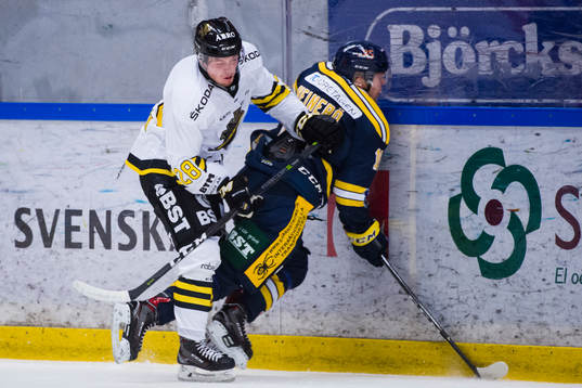 s Jesper Fröden tacklar Södertäljes Nicklas Heinerö