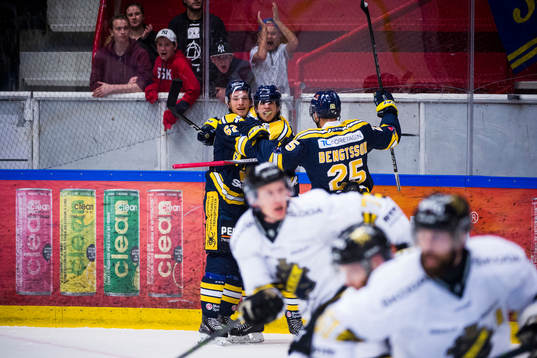 Södertäljes spelare jublar
