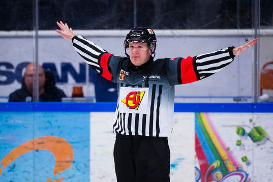 Domare Anders Sandahl dömer bort mål för Södertälje