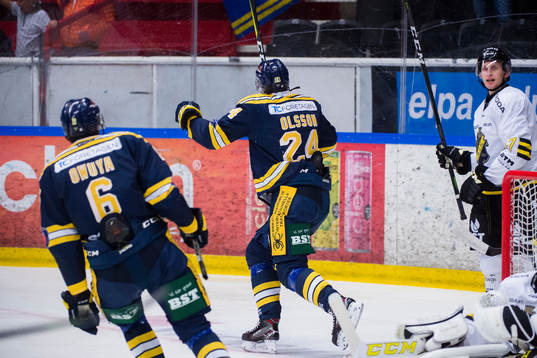 Södertäljes Hampus Olsson jublar