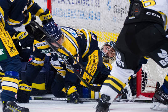 Södertäljes Stefan Johansson och målvakt George