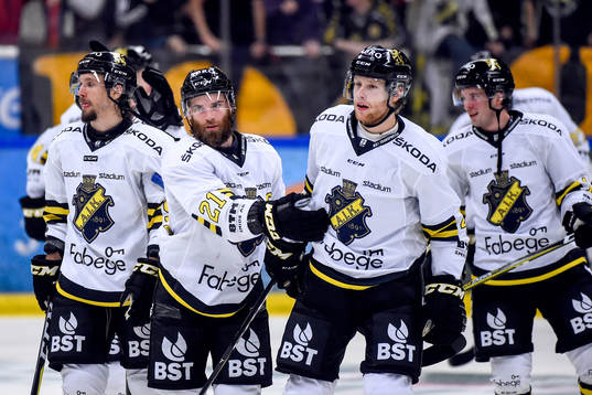 s Christian Sandberg jublar med lagkamrater