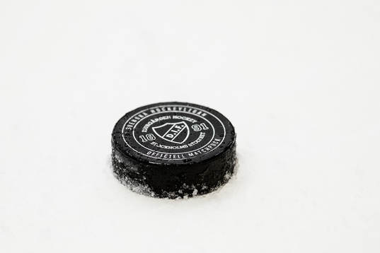 En puck med Djurgårdens emblem på