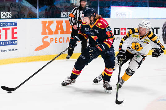 Djurgårdens Axel Jonsson Fjällby jagas av Skellefteås