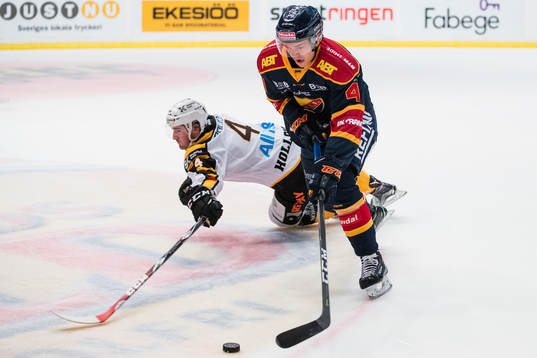 Djurgårdens Marcus Högström tar sig förbi Skellefteås