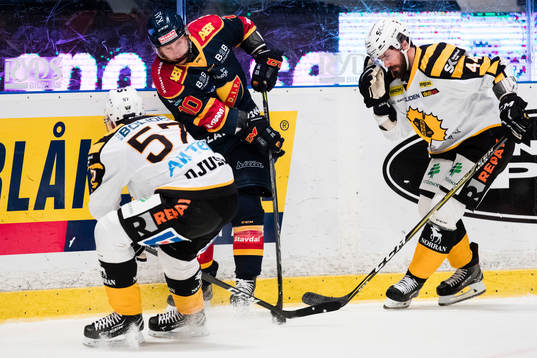 Skellefteås Emil Djuse och Morgan Ellis i ett försk att