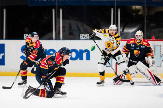 Djurgårdens Andreas Engqvist täcker skott