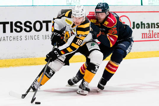Skellefteås Joakim Lindström i kamp om pucken med