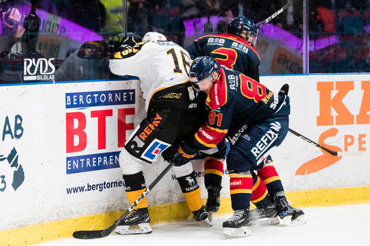 Skellefteås Linus Lindström i kamp om pucken med