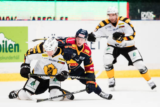 Skellefteås Jesper Olofsson i kamp om pucken med