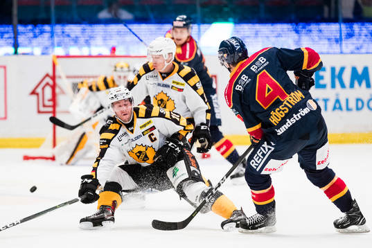 Skellefteås Joakim Lindström täcker ett skott från