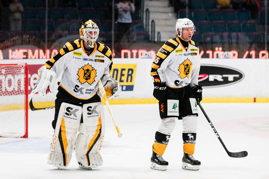 Skellefteås målvakt Joni Ortio och Michael Kostka deppar