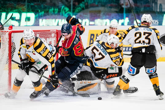 Skellefteås Adam Pettersson i kamp om pucken med