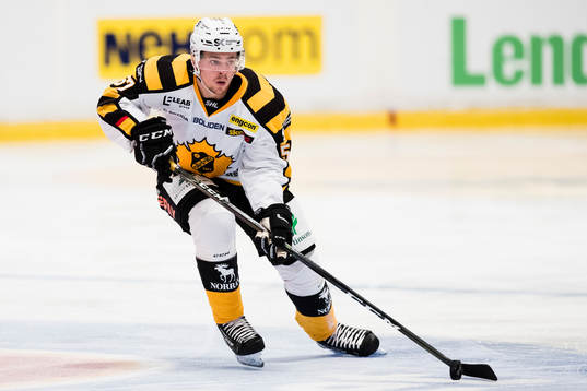Skellefteås Emil Djuse med pucken