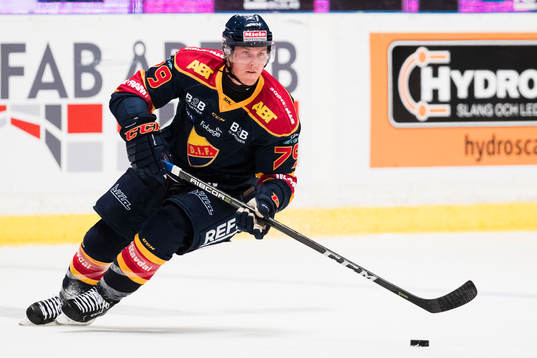Djurgårdens Patrik Lundh med pucken
