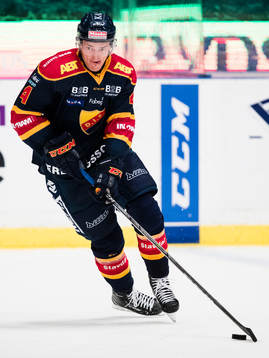 Djurgårdens Marcus Högström med pucken