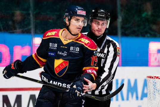 Djurgårdens Rene Bourque talar med linjedomare David