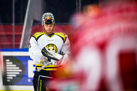 Brynäs målvakt Felix Sandström deppar