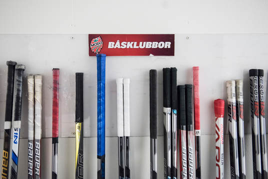 Klubbor väntar på spelarna i spelargången