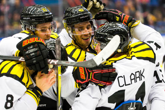 Brynäs Jesper Jensen och Kevin Clark jublar