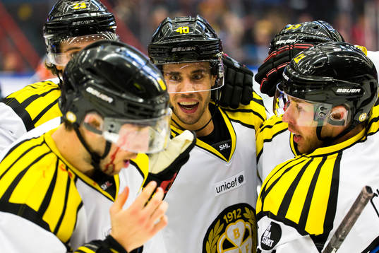 Brynäs Jesper Jensen och Kevin Clark jublar