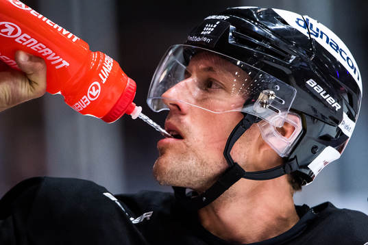 Karlskronas Emil Larsson innan ishockeymatchen i SHL mellan