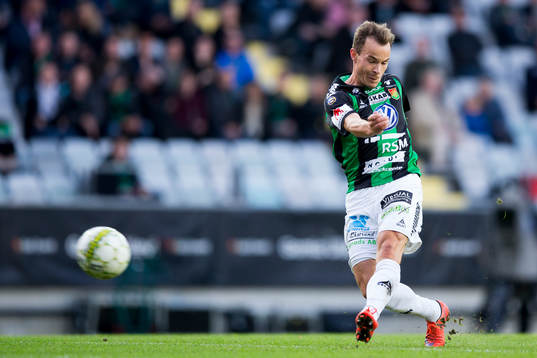 GAIS Anton Wede skjuter ett skott