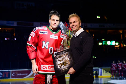 Per-Åge Skröder uppmärksammas före  ishockeymatchen i