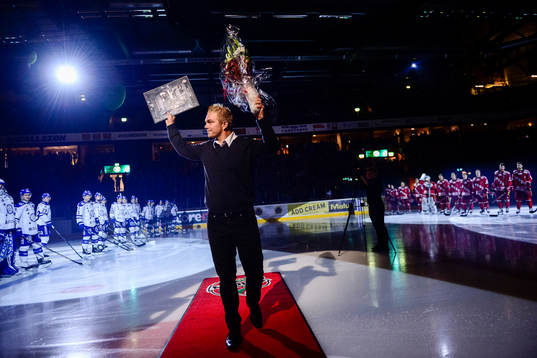 Per-Åge Skröder uppmärksammas före  ishockeymatchen i