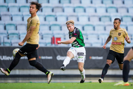 GAIS August Wängberg skjuter ett skott