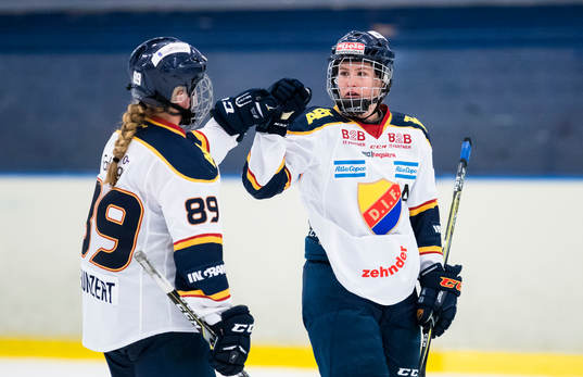 Djurgårdens Andrea Dalen (h) och Solveig Neunzert (v)