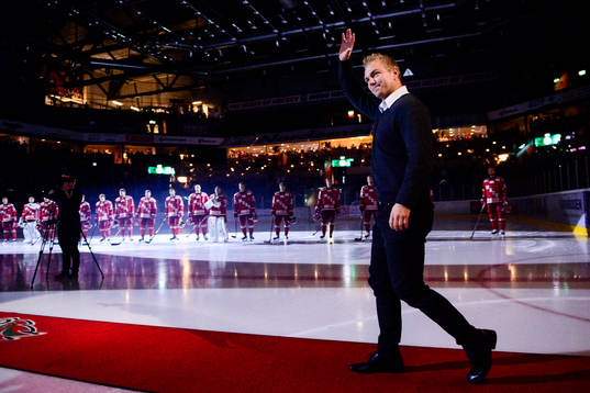 Per-Åge Skröder uppmärksammas före  ishockeymatchen i