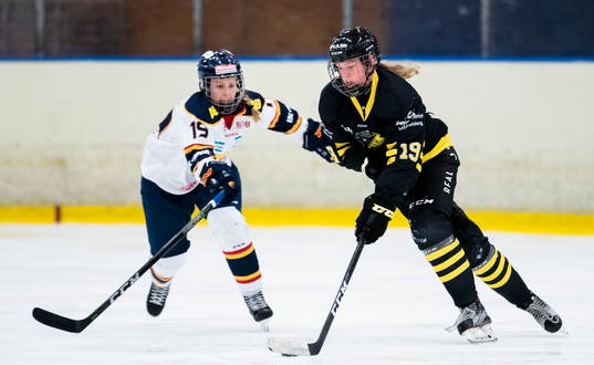 s Sara Hjalmarsson jagas av Djurgårdens Julia Östlund