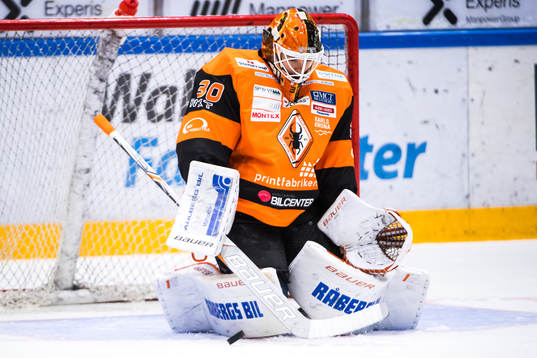 Karlskronas målvakt Henrik Lundberg räddar