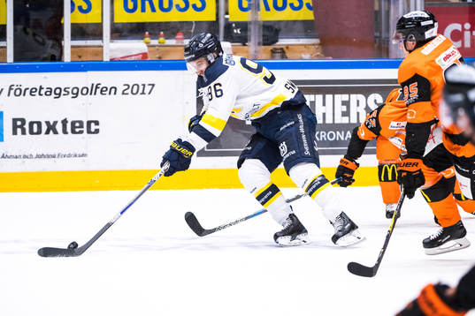 s Bill Sweatt  jagas av Karlskronas Carl Persson