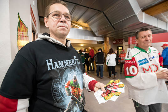 Försäljning av 50-50 lotter i ishockeymatchen i SHL