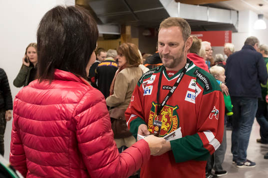 Biljett koll innan ishockeymatchen i SHL mellan Mora och
