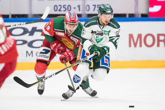 Kamp om pucken Moras John Perssonoch Färjestads Lukas