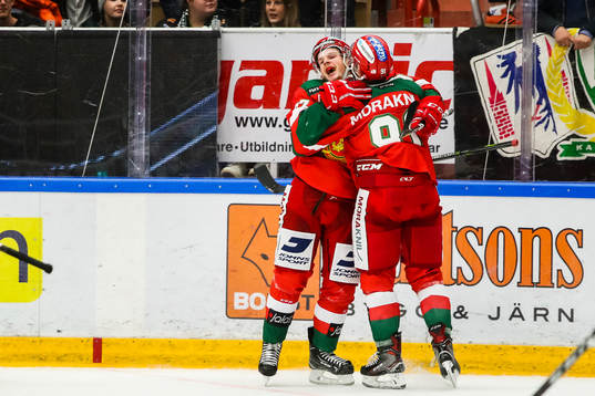 Moras David Kase och Jacob Lagacé jublar